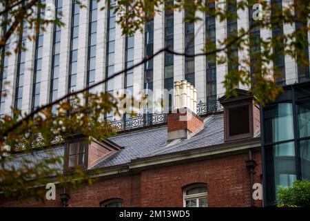 Mitsubishi Ichigokan Museum und Marunouchi Park Building im Gegensatz zu Tokio, Japan Stockfoto