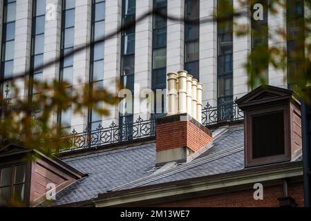 Mitsubishi Ichigokan Museum und Marunouchi Park Building im Gegensatz zu Tokio, Japan Stockfoto