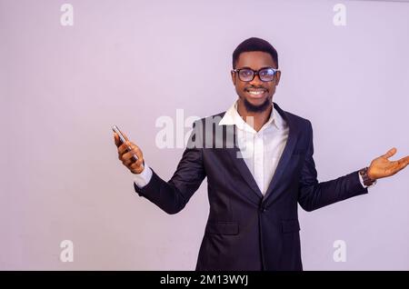 Aufgeregter afrikanischer Geschäftsmann isolierter weißer Hintergrund Stockfoto