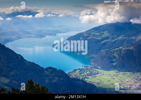 Blick auf die Schweizer Alpen und den Thunersee bei dramatischem Sonnenuntergang, Interlaken Stockfoto