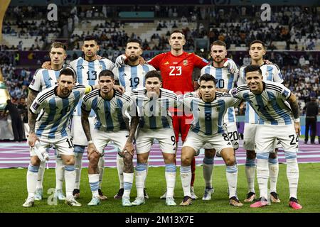 Al Daayen, Katar. 09.. Dezember 2022. Daayen, Katar. 09.. Dezember 2022. AL DAAYEN - Back row (lr) Lisandro Martinez aus Argentinien, Cristian Romero aus Argentinien, Nicolas Otamendi aus Argentinien, Argentinien Torwart Damian Martinez , Alexis Mac Allister aus Argentinien, Nahuel Molina aus Argentinien.Front row (lr) Lionel Messi aus Argentinien, Rodrigo De Paul aus Argentinien, Julian Alvarez aus Argentinien, Marcos Acuna aus Argentinien, Enzo Fernandez aus Argentinien während des Viertelfinalspiels der FIFA-Weltmeisterschaft Katar 2022 zwischen den Niederlanden und Argentinien am 9. Dezember 2022 im Lusail Stadium in Al Daayen, Katar. ANP MAU Stockfoto