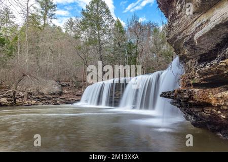 Potter's Falls im Osten von Tennessee auf dem Cumberland Plateau ist ein wunderschönes Wildnisgebiet, das den natürlichen Fluss von Süßwasser zeigt Stockfoto