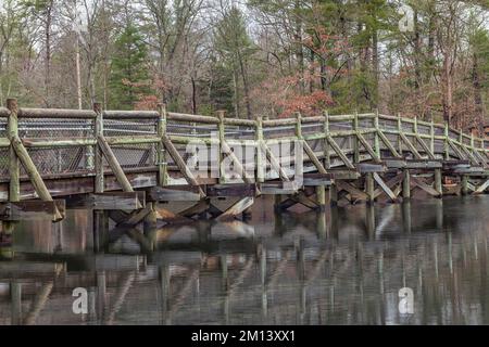 Eine Brücke im Cumberland Mountain State Park überquert den Center Hill Lake, um zwischen einem Campingplatz und Wanderwegen zu wechseln. Stockfoto