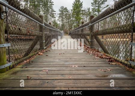 Eine Brücke im Cumberland Mountain State Park überquert den Center Hill Lake, um zwischen einem Campingplatz und Wanderwegen zu wechseln. Stockfoto