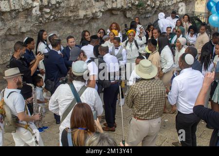 10. November 2022 Familie und Freunde genießen die Bar Mitzvah-Feiern in der Nähe des Jaffa-Tors, während sich die Party auf den Weg zur Westmauer und zum Tempel Mou macht Stockfoto