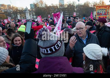 London, Großbritannien. 9.. Dezember 2022. Dave ward, General Secretary of the Communications Workers' Union (CWU), trifft sich am ersten Tag eines 6-tägigen Streiks über Gehälter und Konditionen, an dem 115.000 Postangestellte beteiligt waren, mit Kollegen vor dem Buckingham Palace. Die Mitarbeiter von Royal Mail in der CWU stimmten mit einer Mehrheit von 97,6 % für Arbeitskampfmaßnahmen für eine Lohnerhöhung, die die gestiegenen Lebenshaltungskosten widerspiegelt. Kredit: Mark Kerrison/Alamy Live News Stockfoto