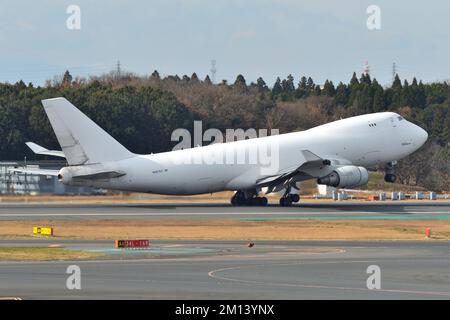 Präfektur Chiba, Japan - 19. Dezember 2020: Atlas Air Boeing 747-400F (N407KZ) Frachter. Stockfoto