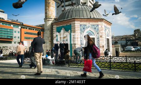 Izmir, Türkei, Türkei. 9.. Dezember 2022. Muslime beten für ein Freitagsgebet im Garten einer historischen Konak-Moschee in Izmir. (Kreditbild: © DIL Toffolo/Pacific Press via ZUMA Press Wire) Kredit: ZUMA Press, Inc./Alamy Live News Stockfoto