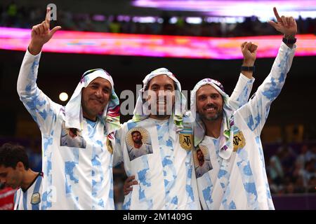 Doha, Katar. 09.. Dezember 2022. Argentinische Fans unterstützen ihr Team beim Viertelfinalspiel der FIFA-Weltmeisterschaft 2022 im Lusail Stadium in Doha, Katar, am 09. Dezember 2022. Foto: Chris Brunskill/UPI Credit: UPI/Alamy Live News Stockfoto