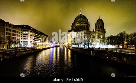 Berlin bei Nacht während der Blauen Stunde mit Einem wunderschönen Blick von der Museumsinsel auf der Spree auf das Reichstagsgebäude. Stockfoto