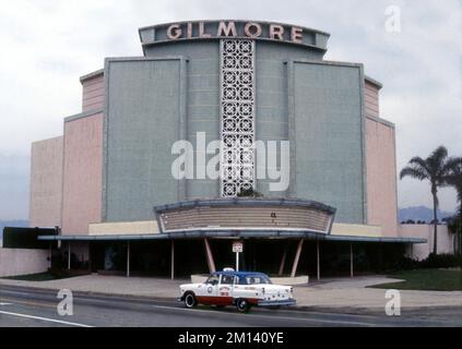 Gilmore Drive-in Theater, das der Familie gehört, die das Farmers Market Land besitzt. Es wurde 1948 mit einem Errol Flynn-Film eröffnet und in den 70s Jahren geschlossen. Hier befindet sich jetzt das Einkaufszentrum Grove. Stockfoto