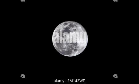 Vollmond Dezember, Supermond der dunkle Nachthimmel, keine Wolken Vollmond, Astronomie, Mondplanet, schöner Vollmond, reiner Mond, Super Vollmond mit Dad Stockfoto