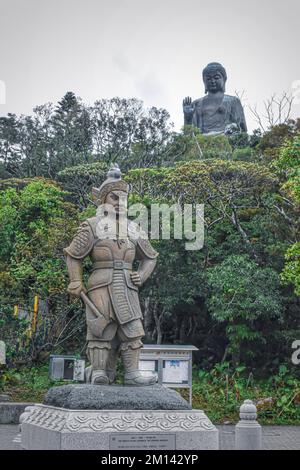 Der Tian Tan Buddha, auch bekannt als Big Buddha, ist eines der berühmtesten Wahrzeichen in Hongkong, auf Lantau Island. Stockfoto