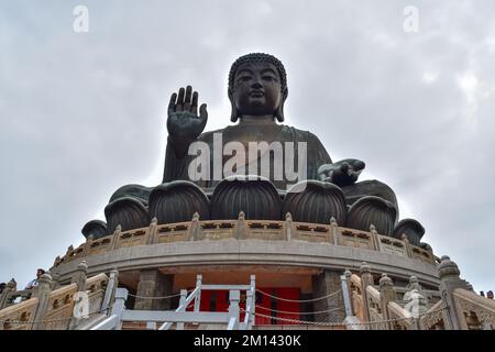 Der Tian Tan Buddha, auch bekannt als Big Buddha, ist eines der berühmtesten Wahrzeichen in Hongkong, auf Lantau Island. Stockfoto