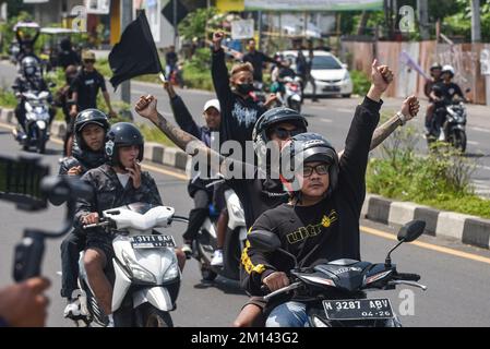 Malang, Ost-Java, Indonesien. 8.. November 2022. Demonstranten führen während des Protests eine Kavalkade durch die Stadt. Aremania, die Anhänger des FC Arema, hielt eine Kundgebung ab und blockierte an einigen Stellen in Malang die Straßen, um gegen den legalen Prozess der Tragödie der Fußball-Stampede zu protestieren, bei der am 1. Oktober 2022 135 Menschen durch das Tränengas der Polizei im Kanjuruhan-Stadion ums Leben kamen. (Kreditbild: © Dicky Bisinglasi/SOPA Bilder über ZUMA Press Wire) Stockfoto