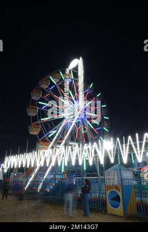 Riesenrad in indianermesse bei Nacht, vertikale Fotos, bunte Lichter in Riesenrad, indisches Riesenrad, Nachtmärchen Stockfoto