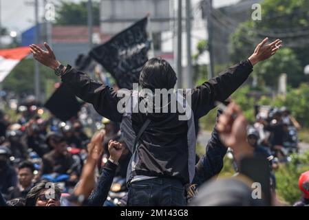 Malang, Ost-Java, Indonesien. 8.. November 2022. Ein Demonstrante äußert sich während des Protests. Aremania, die Anhänger des FC Arema, hielt eine Kundgebung ab und blockierte an einigen Stellen in Malang die Straßen, um gegen den legalen Prozess der Tragödie der Fußball-Stampede zu protestieren, bei der am 1. Oktober 2022 135 Menschen durch das Tränengas der Polizei im Kanjuruhan-Stadion ums Leben kamen. (Kreditbild: © Dicky Bisinglasi/SOPA Bilder über ZUMA Press Wire) Stockfoto