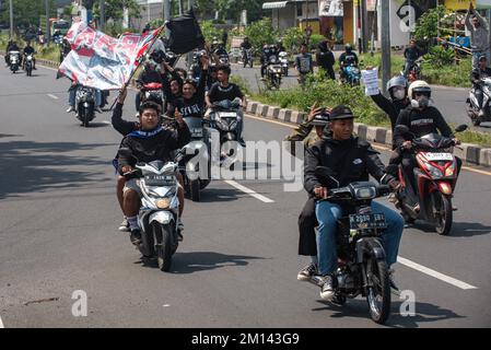 Malang, Ost-Java, Indonesien. 8.. November 2022. Demonstranten führen während des Protests eine Kavalkade durch die Stadt. Aremania, die Anhänger des FC Arema, hielt eine Kundgebung ab und blockierte an einigen Stellen in Malang die Straßen, um gegen den legalen Prozess der Tragödie der Fußball-Stampede zu protestieren, bei der am 1. Oktober 2022 135 Menschen durch das Tränengas der Polizei im Kanjuruhan-Stadion ums Leben kamen. (Kreditbild: © Dicky Bisinglasi/SOPA Bilder über ZUMA Press Wire) Stockfoto