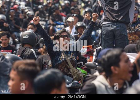 Malang, Ost-Java, Indonesien. 8.. November 2022. Ein Demonstrant ruft während der protestÃ-s-Kavalkade Slogans. Aremania, die Anhänger des FC Arema, hielt eine Kundgebung ab und blockierte an einigen Stellen in Malang die Straßen, um gegen den legalen Prozess der Tragödie der Fußball-Stampede zu protestieren, bei der am 1. Oktober 2022 135 Menschen durch das Tränengas der Polizei im Kanjuruhan-Stadion ums Leben kamen. (Kreditbild: © Dicky Bisinglasi/SOPA Bilder über ZUMA Press Wire) Stockfoto