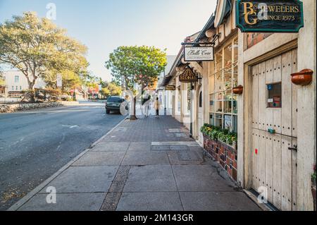 Kleine Geschäfte am Bürgersteig in Carmel, Kalifornien, USA. Stockfoto