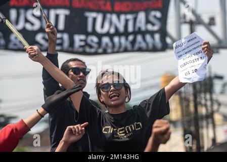 Malang, Ost-Java, Indonesien. 8.. November 2022. Ein Demonstrante hält ein Plakat, während er während des Protests Slogans singt. Aremania, die Anhänger des FC Arema, hielt eine Kundgebung ab und blockierte an einigen Stellen in Malang die Straßen, um gegen den legalen Prozess der Tragödie der Fußball-Stampede zu protestieren, bei der am 1. Oktober 2022 135 Menschen durch das Tränengas der Polizei im Kanjuruhan-Stadion ums Leben kamen. (Kreditbild: © Dicky Bisinglasi/SOPA Bilder über ZUMA Press Wire) Stockfoto