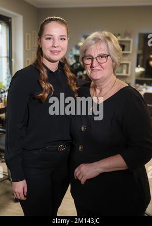 08. Dezember 2022, Sachsen-Anhalt, Wettin-Löbejün: Die Cheffriseure Jutta (r) und Jasmin Härzer stehen in ihrem Salon. Die 21-Jährige wird in naher Zukunft den Salon ihrer Großmutter übernehmen. Foto: Jan Woitas/dpa Stockfoto