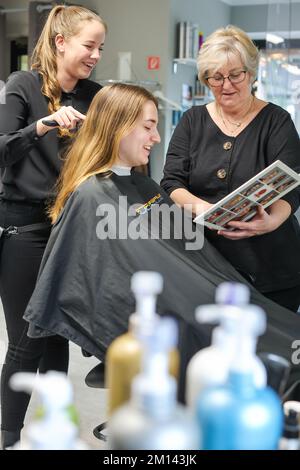 08. Dezember 2022, Sachsen-Anhalt, Wettin-Löbejün: Die Cheffriseure Jutta (r) und Jasmin Härzer (l) arbeiten in ihrem Salon. Die 21-Jährige wird in naher Zukunft den Salon ihrer Großmutter übernehmen. Foto: Jan Woitas/dpa Stockfoto