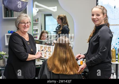 08. Dezember 2022, Sachsen-Anhalt, Wettin-Löbejün: Cheffriseur Jutta (l) und Jasmin Härzer arbeiten in ihrem Salon. Die 21-Jährige wird in naher Zukunft den Salon ihrer Großmutter übernehmen. Foto: Jan Woitas/dpa Stockfoto