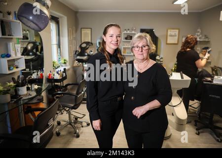 08. Dezember 2022, Sachsen-Anhalt, Wettin-Löbejün: Die Cheffriseure Jutta (r) und Jasmin Härzer stehen in ihrem Salon. Die 21-Jährige wird in naher Zukunft den Salon ihrer Großmutter übernehmen. Foto: Jan Woitas/dpa Stockfoto