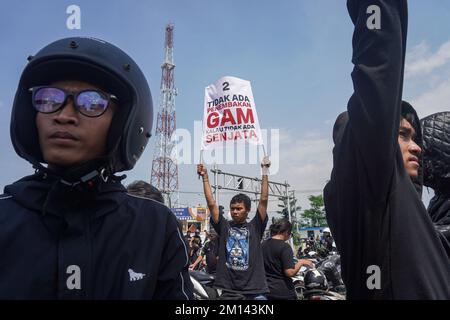 Malang, Ost-Java, Indonesien. 8.. Dezember 2022. Ein Demonstrante hält während des Protests ein Plakat. Aremania, die Anhänger des FC Arema, hielt eine Kundgebung ab und blockierte an einigen Stellen in Malang die Straßen, um gegen den legalen Prozess der Tragödie der Fußball-Stampede zu protestieren, bei der am 1. Oktober 2022 135 Menschen durch das Tränengas der Polizei im Kanjuruhan-Stadion ums Leben kamen. (Kreditbild: © Dicky Bisinglasi/SOPA Bilder über ZUMA Press Wire) Stockfoto