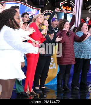 New York, New York, USA. 08.. Dezember 2022. Lara Spencer mit der Besetzung Von A Beautiful Noise: The Neil Diamond Musical on Good Morning America in New York 08. Dezember 2022. Kredit: Rw/Media Punch/Alamy Live News Stockfoto