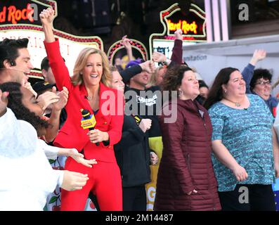 New York, New York, USA. 08.. Dezember 2022. Lara Spencer mit der Besetzung Von A Beautiful Noise: The Neil Diamond Musical on Good Morning America in New York 08. Dezember 2022. Kredit: Rw/Media Punch/Alamy Live News Stockfoto