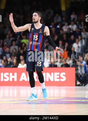 Sabadell, Barcelona, Spanien. 9.. Dezember 2022. Barcelona Spanien 09.12.2022 Tomas Satoransky (FC Barcelona) kontrolliert den Ball während des Euroleague Basketball-Spiels zwischen dem FC Barcelona und LDLC Asvel Villeurbanne auf der Palau Blaugrana am 09. Dezember 2022 in Barcelona. (Kreditbild: © Xavi Urgeles/ZUMA Press Wire) Kredit: ZUMA Press, Inc./Alamy Live News Stockfoto