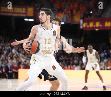 Sabadell, Barcelona, Spanien. 9.. Dezember 2022. Barcelona Spanien 09.12.2022 Nando de Colo (LDLC Asvel Villeurbanne) kontrolliert den Ball während des Euroleague-Basketballspiels zwischen dem FC Barcelona und dem LDLC Asvel Villeurbanne in Palau Blaugrana auf 09. Dezember 2022 in Barcelona. (Kreditbild: © Xavi Urgeles/ZUMA Press Wire) Kredit: ZUMA Press, Inc./Alamy Live News Stockfoto