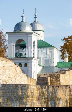 Kuppeln der mittelalterlichen Kathedrale von St. Nicholas der Wunderarbeiter in der alten Festung Izborsk an einem sonnigen Oktobertag. Region Pskov, Russland Stockfoto