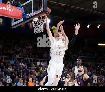 Sabadell, Barcelona, Spanien. 9.. Dezember 2022. Barcelona Spanien 09.12.2022 Nando de Colo (LDLC Asvel Villeurbanne) kontrolliert den Ball während des Euroleague-Basketballspiels zwischen dem FC Barcelona und dem LDLC Asvel Villeurbanne in Palau Blaugrana auf 09. Dezember 2022 in Barcelona. (Kreditbild: © Xavi Urgeles/ZUMA Press Wire) Kredit: ZUMA Press, Inc./Alamy Live News Stockfoto