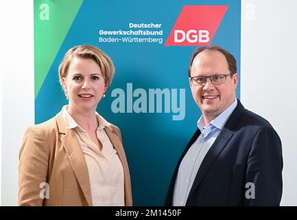 Stuttgart, Deutschland. 02.. Dezember 2022. Kai Burmeister (r), Staatsvorsitzender des Deutschen Gewerkschaftsbundes in Baden-Württemberg, steht mit seinem Stellvertreter Maren Diebel-Ebers bei einem Dpa-Interview im DGB-Hauptsitz in Stuttgart. (An dpa: "DGB verlangt staatliche Behörde für künstliche Intelligenz") Kredit: Bernd Weißbrod/dpa/Alamy Live News Stockfoto