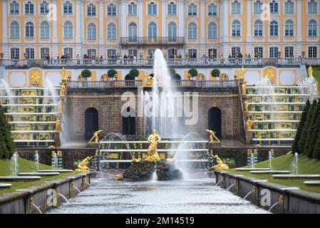 PETERHOF, RUSSLAND - 16. SEPTEMBER 2020: Blick auf den Brunnen „Samson reißt das Löwenmaul“ und die große Kaskade an einem Septembernachmittag. Palast A Stockfoto