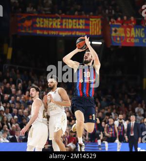 Sabadell, Barcelona, Spanien. 9.. Dezember 2022. Barcelona Spanien 09.12.2022 Nikola Kalinic (FC Barcelona) kontrolliert den Ball während des Euroleague Basketball-Spiels zwischen dem FC Barcelona und LDLC Asvel Villeurbanne auf der Palau Blaugrana am 09. Dezember 2022 in Barcelona. (Kreditbild: © Xavi Urgeles/ZUMA Press Wire) Kredit: ZUMA Press, Inc./Alamy Live News Stockfoto