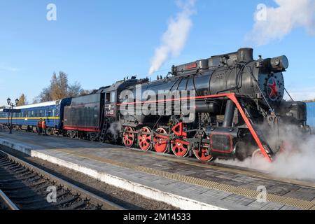 SORTAVALA, RUSSLAND - 07. OKTOBER 2021: Dampflokomotive des touristischen Retro-Zuges „Ruskeala Express“ am Bahnsteig des Bahnhofs Sortavala in sonniger Atmosphäre Stockfoto