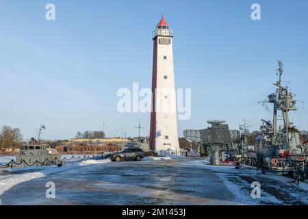 KRONSHTADT, RUSSLAND - 18. JANUAR 2022: Alter hölzerner Leuchtturm am Pier an einem Januarnachmittag. Mittlerer Hafen Stockfoto