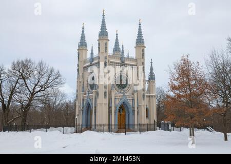 PETRODVORETS, RUSSLAND - 12. FEBRUAR 2022: Alte Kirche und Kapelle des heiligen Prinzen Alexander Nevsky im Park „Alexandria“ an einem bewölkten Februar-Tag Stockfoto