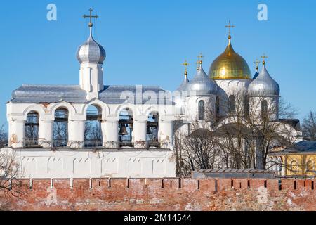 Glockenturm und Kuppeln von St. Sophia Kathedrale an einem sonnigen Märztag. Veliky Novgorod, Russland Stockfoto