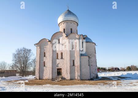 Mittelalterliche Erlöserkirche auf Nereditsa an einem sonnigen Märztag. Stadtviertel Veliky Novgorod, Russland Stockfoto