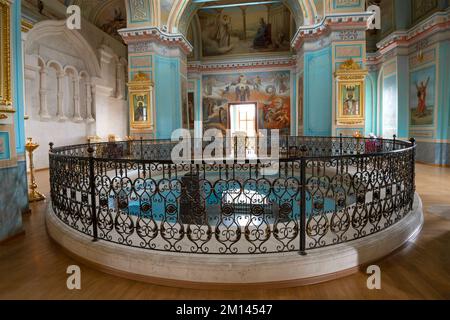 STARITSA, RUSSLAND - 15. JULI 2022: Inneneinrichtung und Dekoration der Dreifaltigkeitskathedrale des Staritskiy Himmelsklosters Stockfoto