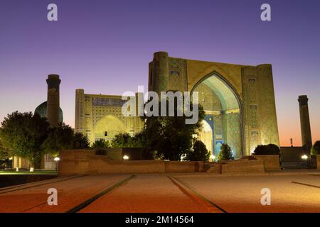 Mittelalterliche Bibi Khanum madrasah bei Nachtbeleuchtung bei Abenddämmerung. Samarkand, Usbekistan Stockfoto