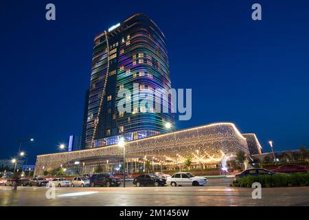 TASCHKENT, USBEKISTAN - 16. SEPTEMBER 2022: Hilton-Hotelgebäude mit Nachtbeleuchtung Stockfoto