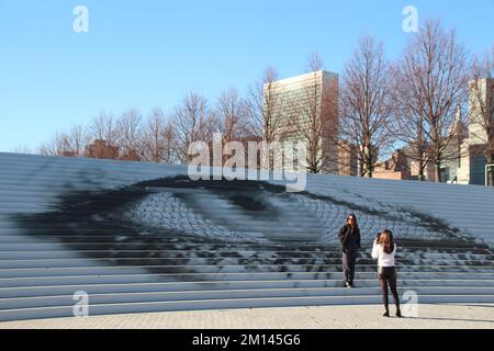 New York, USA. 09.. Dezember 2022. "Offered Eye" des Künstlers Shirin Neshat mit dem Hauptquartier der Vereinten Nationen im Hintergrund. (To dpa 'Eye on UN: Art for Iran Proests in New York') Kredit: Christina Horsten/dpa/Alamy Live News Stockfoto