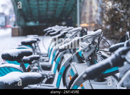 Leihfahrräder an der Anlegestelle mit Schnee bedeckt Stockfoto