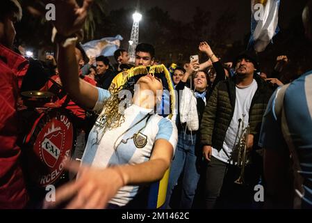 Barcelona, Spanien. 10.. Dezember 2022. Eine Frau tanzt inmitten von Trommeln und singt, um Argentiniens Qualifikation zu feiern. Etwa 500 Argentinier feiern den Sieg im Arc de Triomphe in Barcelona, nachdem sie die Niederlande mit Elfmetern geschlagen haben. (Foto: Ximena Borrazas/SOPA Images/Sipa USA) Guthaben: SIPA USA/Alamy Live News Stockfoto